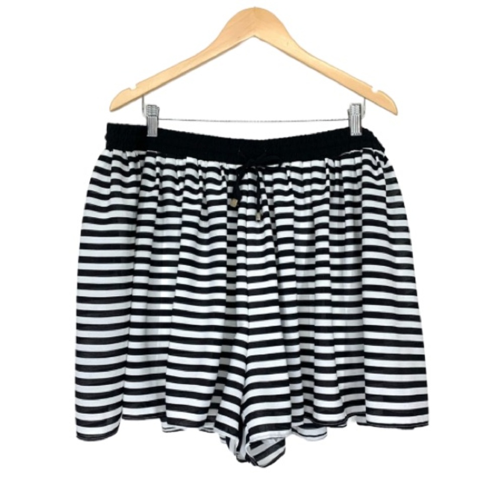 Torrid Black & White Striped Flowy Pull On Drawstring Lined Shorts Vanity Size 2